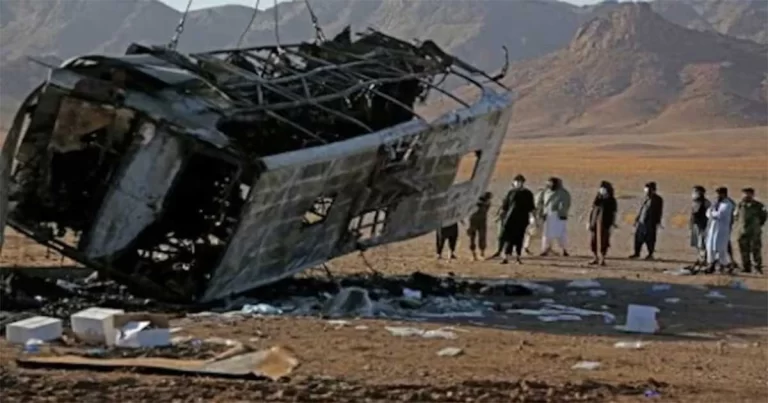 79 Tewas Akibat Bus Tabrak Truk, Picu Kebakaran Besar di Afghanistan