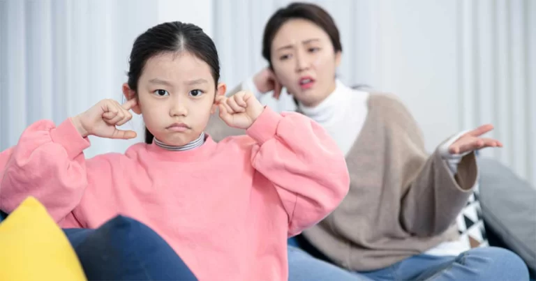Anak Semakin Besar, Semakin Tak Mau Mendengarkanmu? Jawabannya Menyentuh Hati