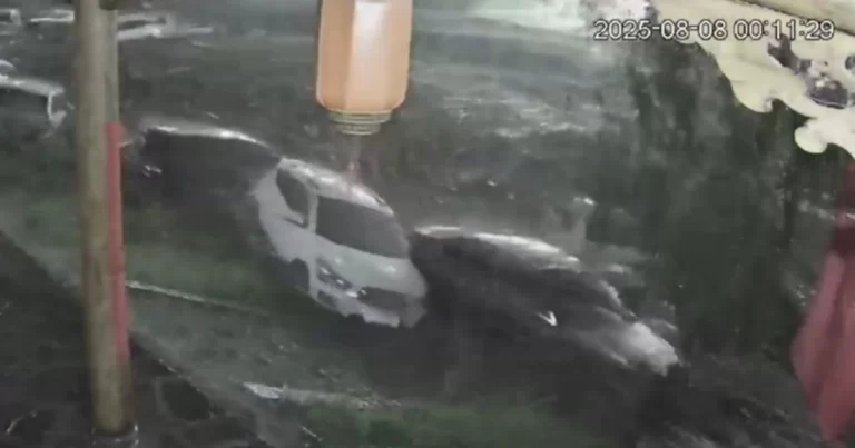 Kamera CCTV Merekam Momen Mengerikan Saat Banjir Bandang Menerjang Yuzhong, Gansu, Tiongkok