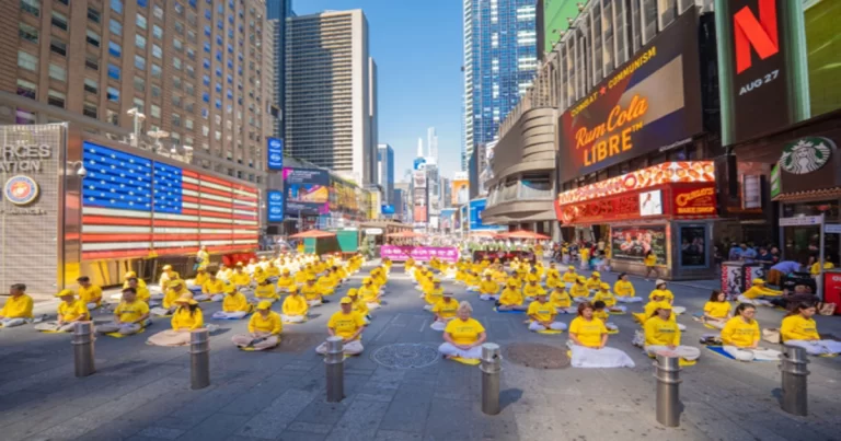 Pemandangan Damai di Times Square New York, Wisatawan Mancanegara Antusias Mengenal Falun Gong