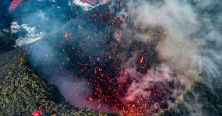 Gunung Berapi di Rusia Meletus, Mengirimkan Kolom Abu Setinggi 8.000 Meter Hingga Mengancam Keselamatan Penerbangan