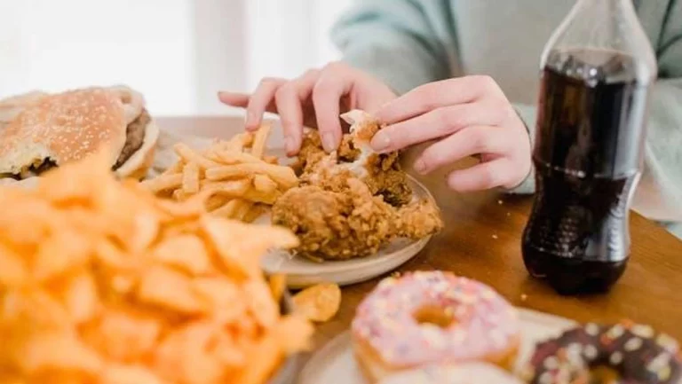 Musuh Kecantikan? Hindari 7 Makanan Pemicu Penuaan Dini Ini!