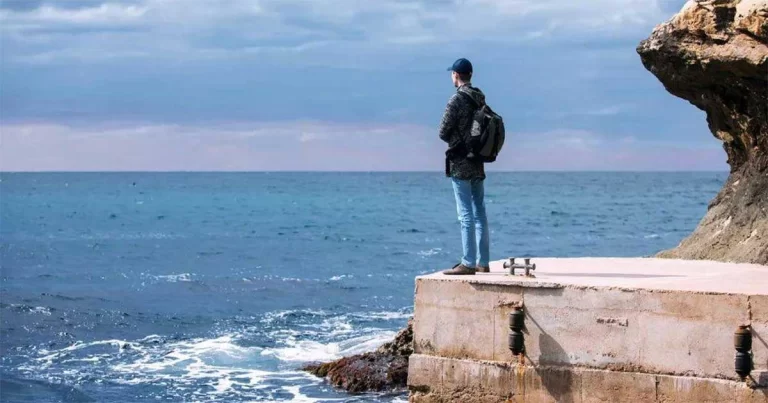 Jangan Pernah Meremehkan Orang yang Introvert