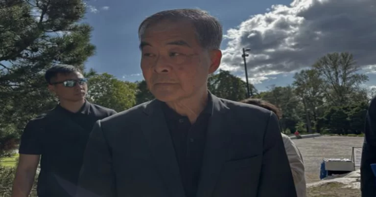 Polisi Turun Tangan Saat Mantan Kepala Eksekutif Hong Kong Leung Chun-ying Mengancam Praktisi Falun Gong di Finlandia