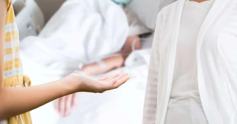 Menantu Perempuan di Tiongkok Meminta Ibu Mertuanya untuk Mengganti Biaya Rumah Sakit Suaminya yang Sakit