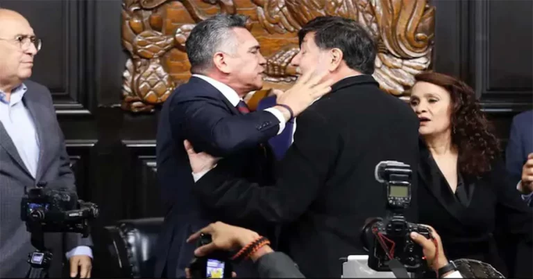 Video: Sidang Senat Meksiko Ricuh Menjadi Ajang Perkelahian