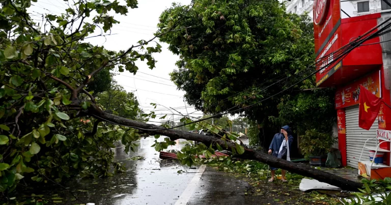 Evakuasi Massal Hingga Bandara Ditutup Saat Topan Kajiki Menerjang Vietnam