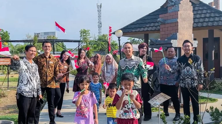 Merah Putih untuk Negeri: Mercure Surabaya Grand Mirama Bagikan Bendera Sambut HUT ke-80 RI
