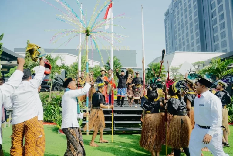 “Grand Mercure Malang Mirama Gelar Upacara Kemerdekaan Hut Ke-80 Ri Dengan Pelepasan 300 Merpati” 