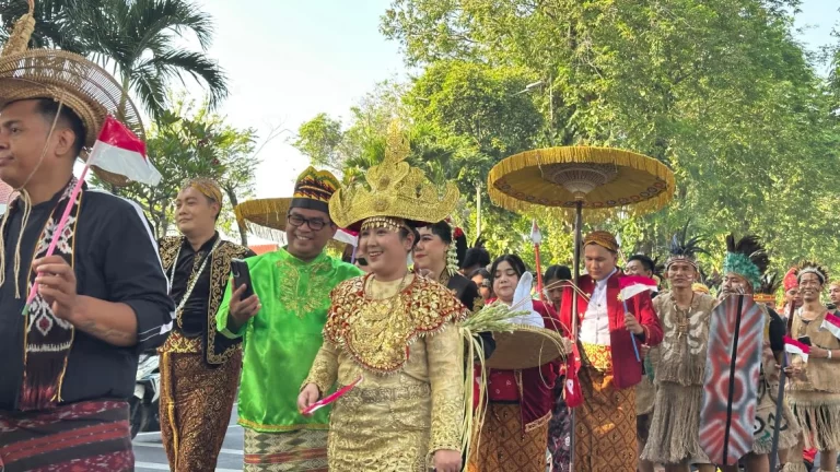 “Meriahkan Hari Ulang Tahun Ke-80 Republik Indonesia, Mercure Surabaya Grand Mirama Gelar Upacara dan Karnaval”