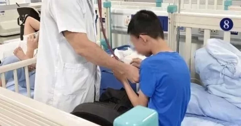 Anak Berusia 11 Tahun Dirawat di Rumah Sakit Setelah Mengerjakan PR Selama 14 Jam Tanpa Henti