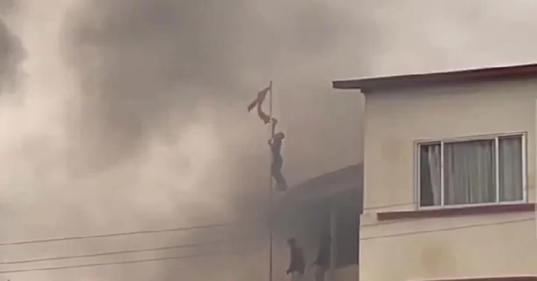 Demonstran Nepal Robohkan Bendera Partai Komunis Pro Beijing Hingga Bakar Markas Pusat 