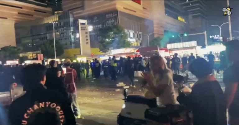 Pedagang Kaki Lima di Tiongkok Bentrok Selama 6 Jam dengan Aparat, Panci dan Kursi Berterbangan