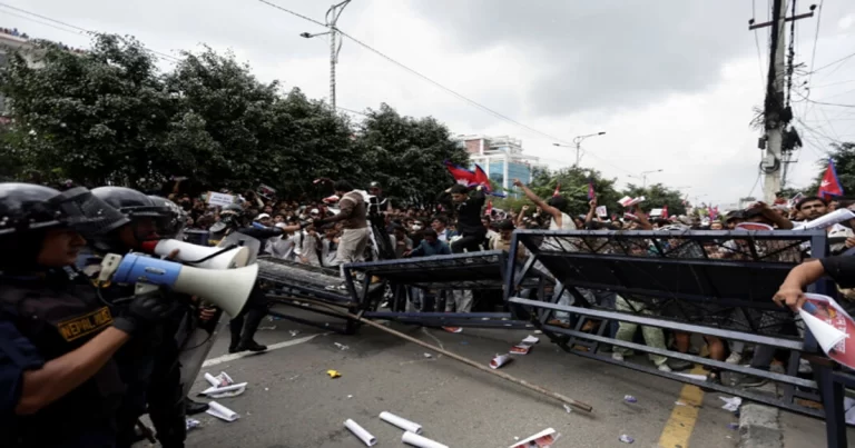 Nepal Cabut Larangan Medsos Setelah Meletusnya Aksi Protes Gen-Z Anti-Korupsi  Menewaskan 19 Orang, Jam Malam Diberlakukan