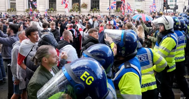 Demonstrasi Anti-Imigran Besar-besaran di London, Polisi Dipukul dan Ditendang Demonstran