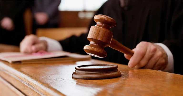 Ibu Tak Mengizinkanmu Naik ke Meja Hijau