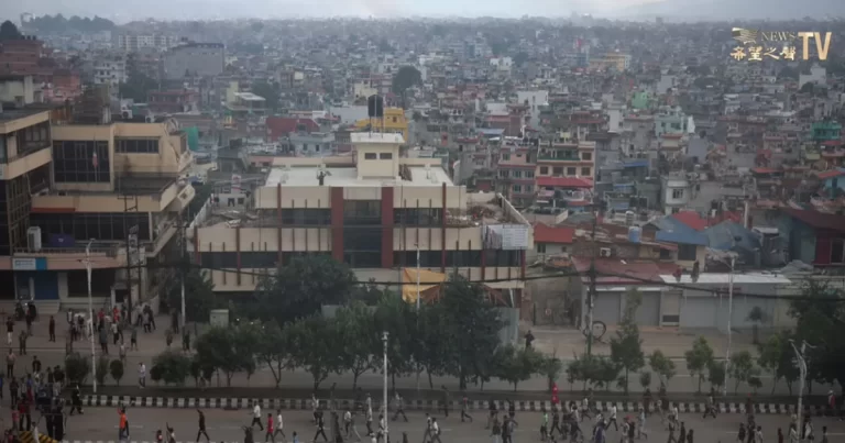 Palu-Arit Diturunkan! Generasi Z Nepal Hancurkan Simbol Kekuasaan Komunis