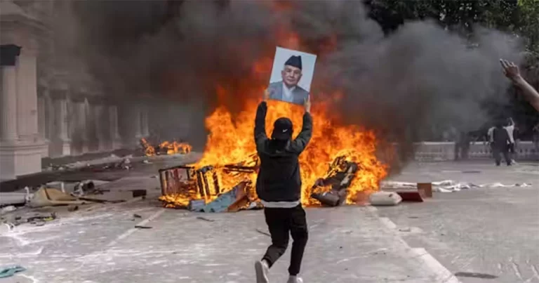Nepal Membara: PM dan Presiden Tumbang, Foto Xi Jinping Dibakar Massa!