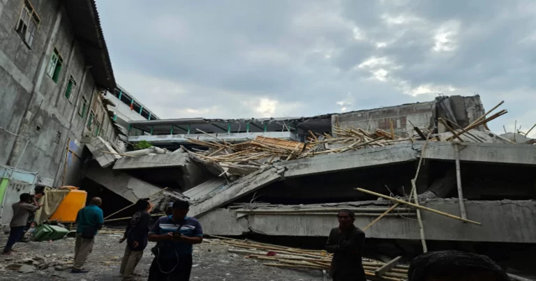 Bangunan Ponpes Al-Khoziny di Sidoarjo Runtuh, Tim SAR Gabungan Lakukan Assesment dan Evakuasi Para Santri yang Tertimpa Reruntuhan