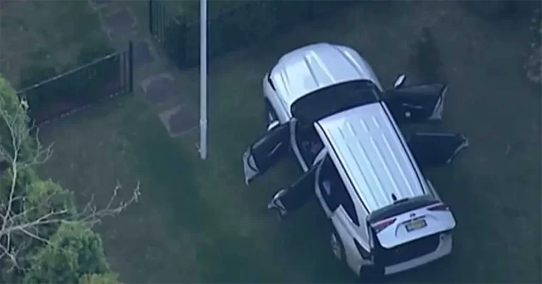 Video: Pria Ditangkap Setelah Menabrakkan Mobilnya ke Konsulat Rusia di Sydney