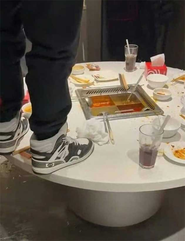 Remaja di Tiongkok Didenda Rp 5 Miliar atas Video Kencing di Restoran Hotpot yang Menyebabkan Pemilik Mengembalikan Uang 4.000 Pelanggan