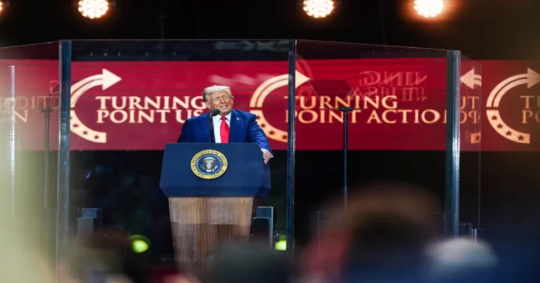 Trump Beri Charlie Kirk Penghormatan dalam Acara Peringatan, Sebut Ia Dibunuh ‘Karena Menyuarakan Kebenaran’