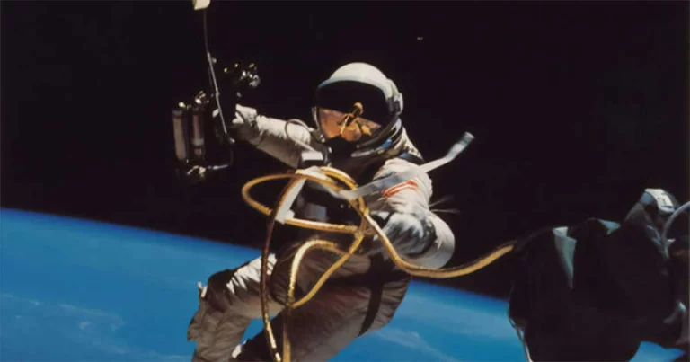 Wanita 80 Tahun Ditipu Secara Online oleh Astronot Palsu yang Mengaku Terjebak di Luar Angkasa