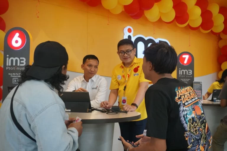 Indosat Jatim Beri Apresiasi Langsung dan Diskon Spesial di Hari Pelanggan Nasional 2025