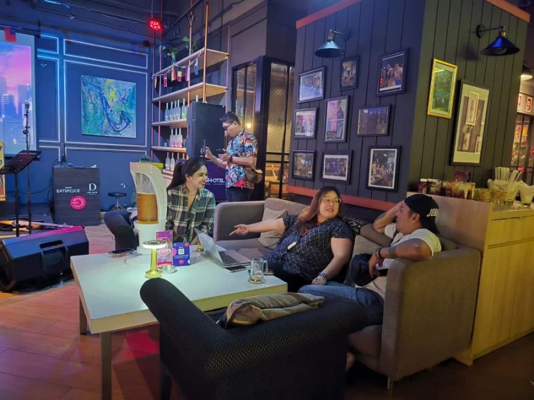 Hangout 24 Jam dengan Live Music & Karaoke: One Deck Gastropub Jadi “Ruang Keluarga” Baru Warga Surabaya