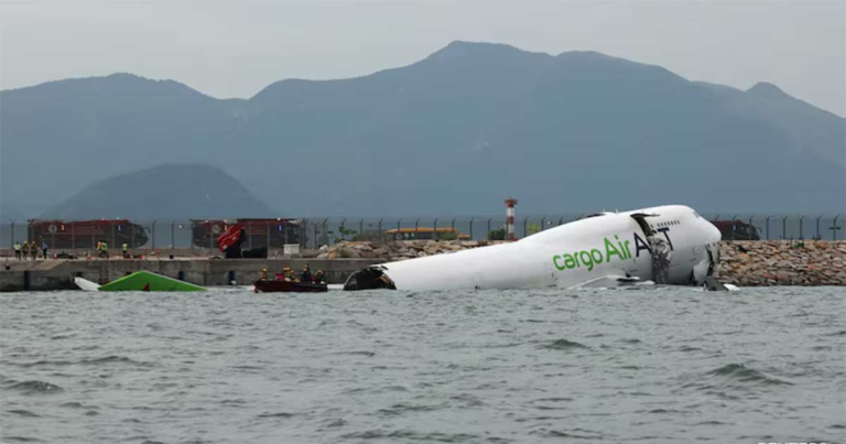 2 Tewas Saat Pesawat Kargo Tergelincir dari Landasan Pacu Bandara Hong Kong ke Laut
