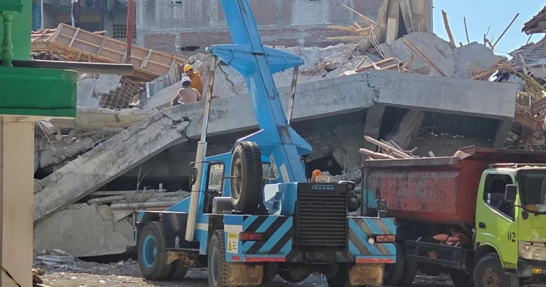 Nihil Tanda-tanda Kehidupan, Tim SAR Kerahkan Crane Angkat Material Reruntuhan Ponpes Al Khoziny Sidoarjo 