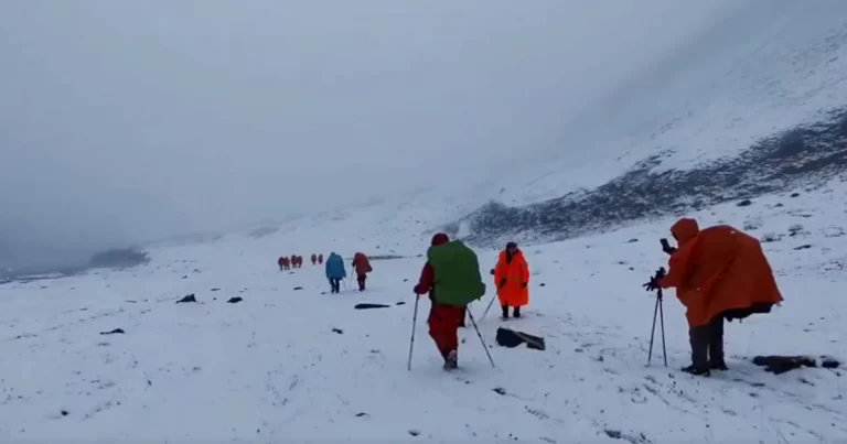 (Video) Badai Salju di Qinghai Menyebabkan Ratusan Orang Terjebak, Seorang Wisatawan Taiwan Tewas 