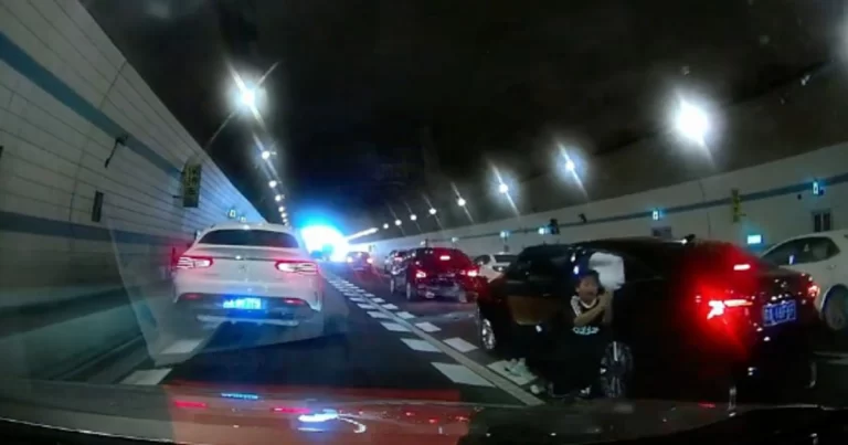 Bocah 10 Tahun di Guangzhou, Tiongkok  Berlutut di Jalan Minta Tolong untuk Selamatkan Ibunya, Mengharukan Para Netizen (Video)
