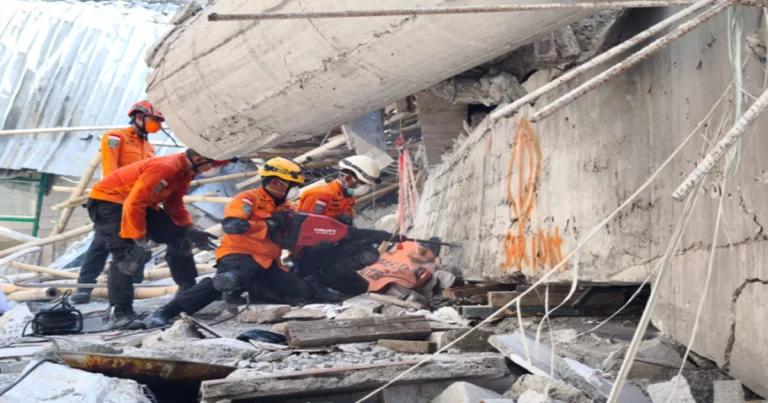 Update Ponpes Al Khoziny Sidoarjo Ambruk, 108 Orang Dievakuasi, 5 Meninggal Dunia dan 58 Orang Terjebak di Reruntuhan