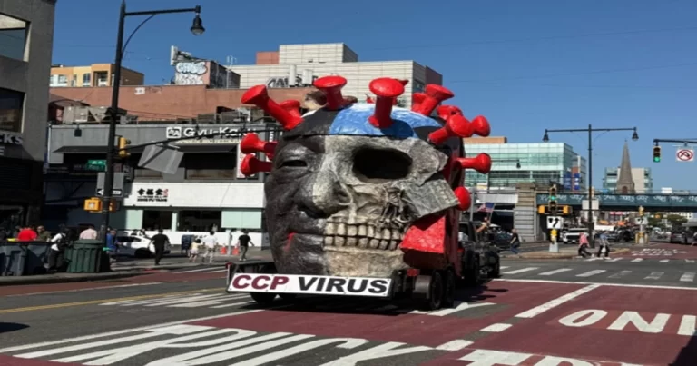 Patung Raksasa ‘Virus PKT’ Muncul di New York, Picu Sorotan Media Barat