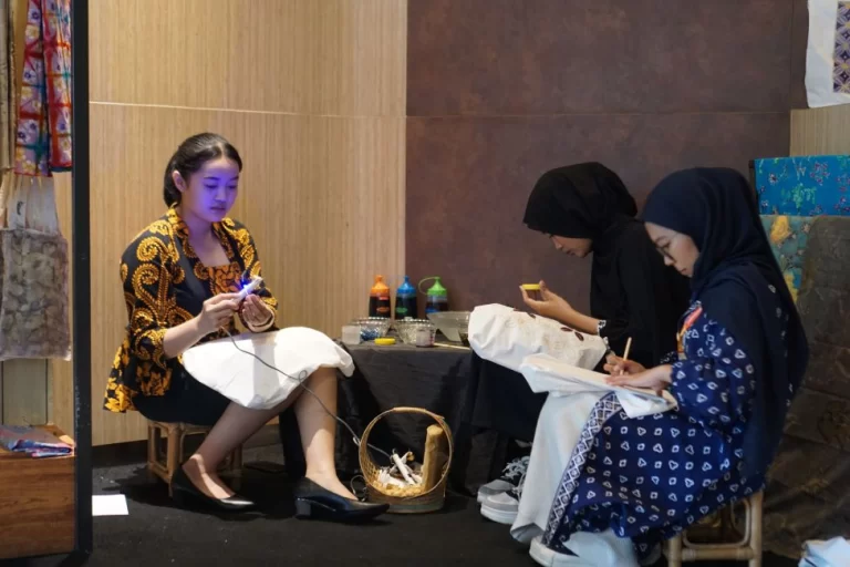 The Southern Hotel Surabaya Hadirkan Pojok UMKM Batik Berbahan Daur Ulang Lining Hotel