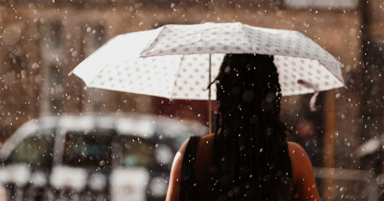 Di Paruh Kedua Hidup — Belajarlah Menjaga Payungmu Sendiri