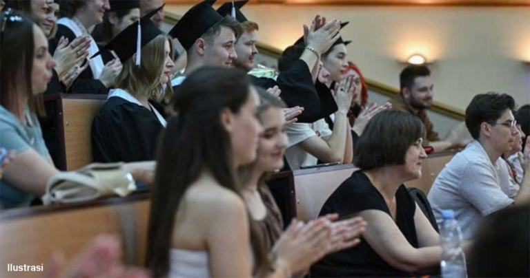 Guru-guru Rusia Mengintimidasi Anak-anak dengan Universitas Ukraina yang Buruk di Wilayah Pendudukan
