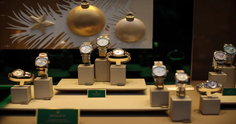 Runtuhnya Pasar Jam Tangan Mewah Tiongkok Menunjukkan Mengecilnya Kelas Menengah