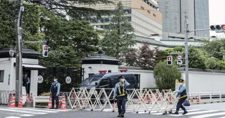 Jelang Kunjungan Trump ke Tokyo, Pria Bersenjatakan Pisau Ditangkap di Dekat Kedutaan Besar AS