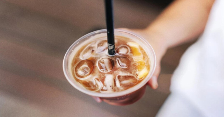 Terlalu Sering Minum Minuman Dingin Bisa Berdampak Buruk bagi Tubuh