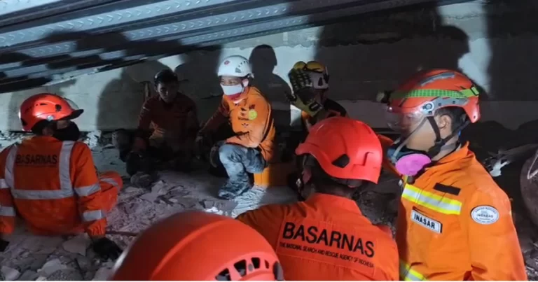 Operasi SAR Runtuhnya Ponpes Al Khoziny Sidoarjo, 332 Personil Dikerahkan Hingga Tim Khusus Basarnas Diterjunkan
