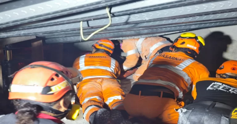 Tim SAR Evakuasi 7 Santri Secara Dramatis dari Reruntuhan Tidak Stabil Ponpes Al Khoziny Sidoarjo,  Merayap Tengkurap Selama 3 Jam Lebih