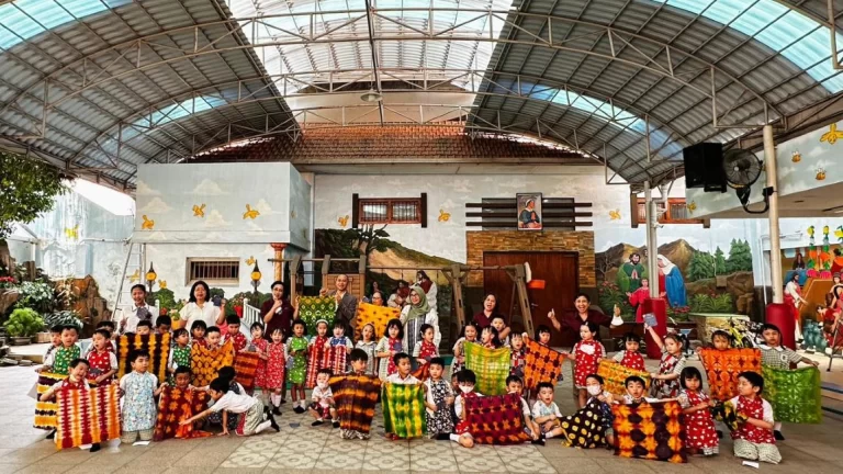 Linen Bekas Hotel Disulap Jadi Karya Batik, Mercure Surabaya Ajak Anak TK Rayai Hari Batik