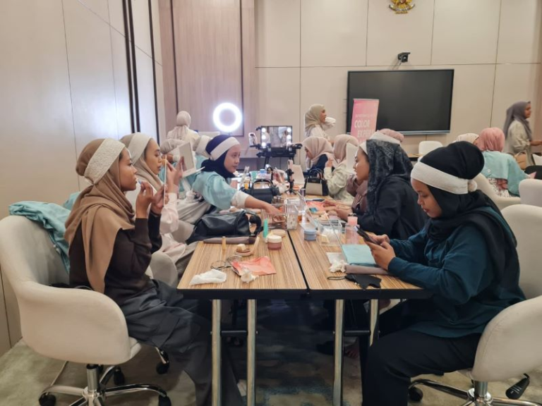 Kolaborasi MYZE Hotel Sumenep dan Wardah Sukses Gelar Workshop Personal Color Analysis