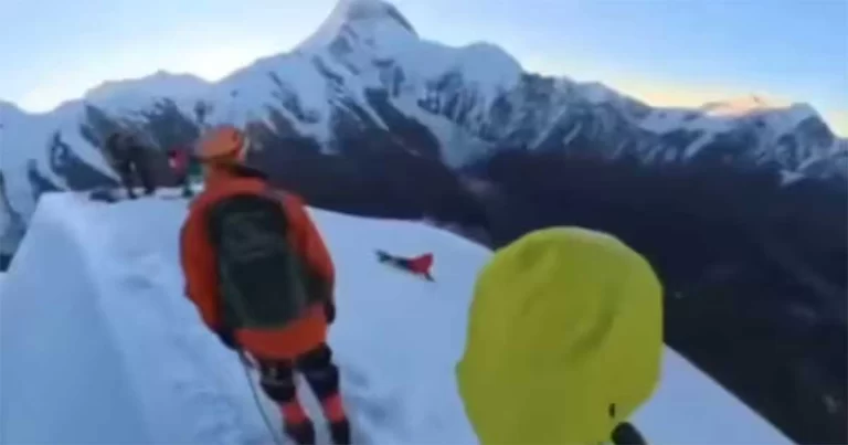 Video: Pendaki Tewas Terjatuh di Gunung di Tiongkok Setelah Melepas Tali Pengaman