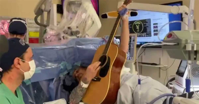 Pria Bermain Gitar Saat Menjalani Operasi Pengangkatan Tumor Otak Seukuran Buah Kiwi