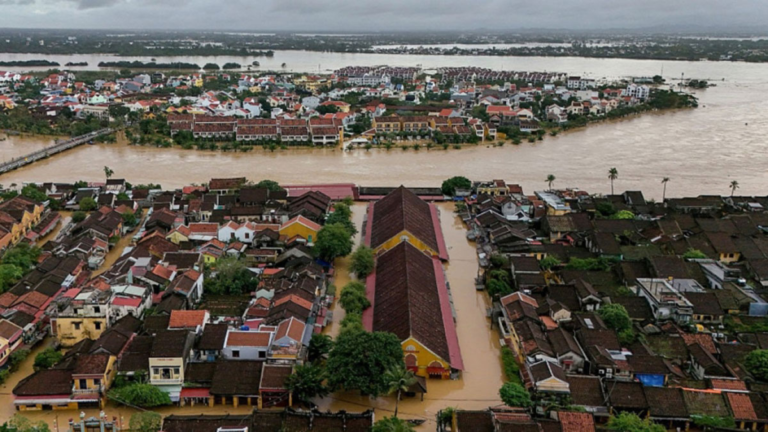 Banjir di Vietnam Tewaskan 35 Orang dan 5 Hilang — Kota Tua Hoi An Terendam, Warga Gunakan Perahu untuk Keluar Rumah