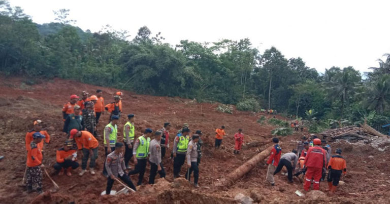 Longsor Melanda Majenang Cilacap,  2 Orang Tewas dan 21 Orang Hilang