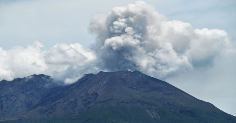 Gunung Sakurajima di Jepang Meletus Berturut-Turut, Kolom Abu Mencapai 4.400 Meter